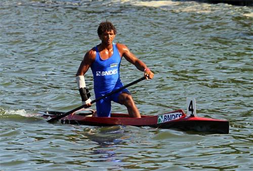 O jovem canoísta baiano Isaquias Queiroz, campeão mundial Júnior de canoagem, continua colecionando medalhas / Foto: Divulgação